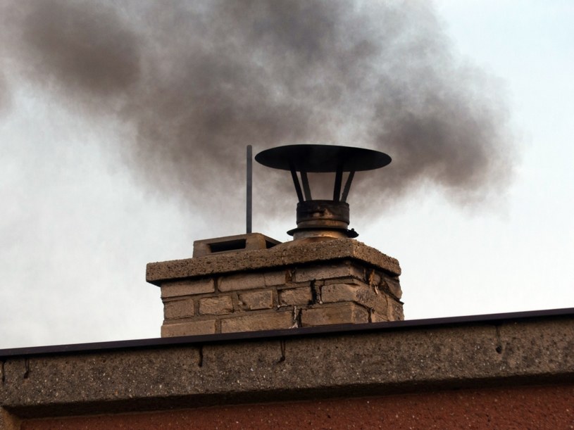 Najczęstszym powodem występowania smogu w Polsce jest tzw. niska emisja. Chodzi o kominy budynków, z których do powietrza emitowane są zanieczyszczenia. Te powstają w wyniku spalania paliwa w piecach najgorszej jakości (kopciuchach) /123RF/PICSEL