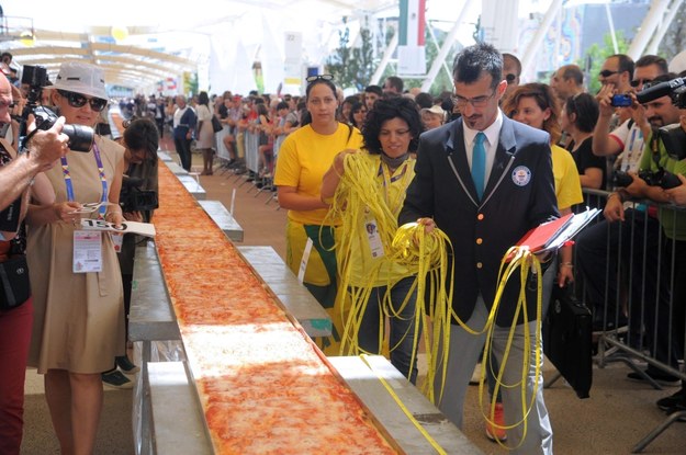 Najdłuższa pizza w Mediolanie /DANIELE MASCOLO /PAP/EPA