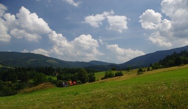 Najdłuższa wieś w Polsce leży pod Babią Górą. Atrakcje i szlaki Zawoi
