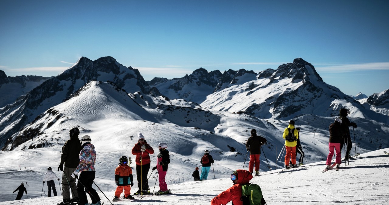 Najdłuższe stoki narciarskie znajdują się w Alpach. /JEFF PACHOUD / AFP /AFP