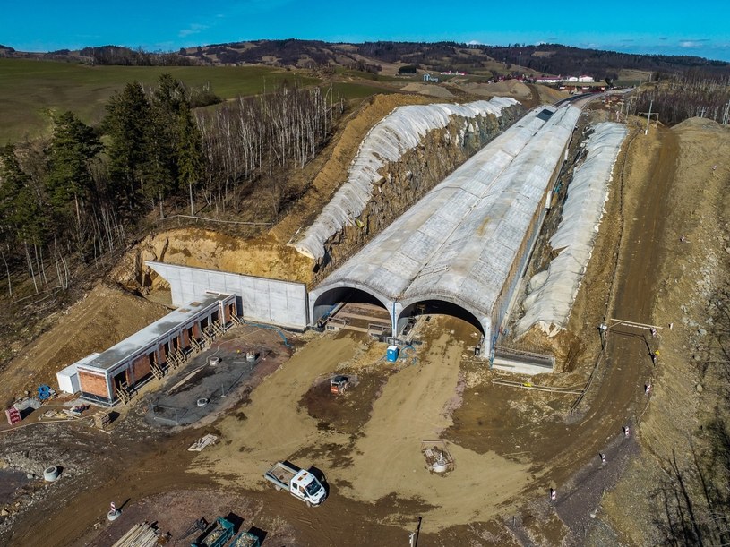 Najdłuższy pozamiejski tunel w Polsce w trakcie budowy. Odwiedzają go strażacy /GDDKiA /materiały prasowe