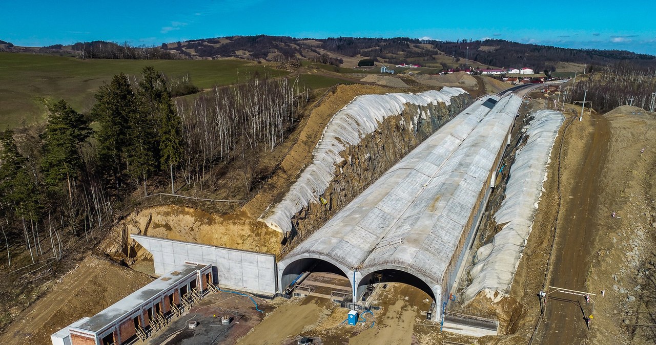 Najdłuższy pozamiejski tunel w Polsce w trakcie budowy. Odwiedzają go strażacy /GDDKiA /materiały prasowe