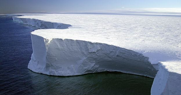 Najdłuższy termometr świata mierzy temperaturę takiego lodowego szelfu /AFP