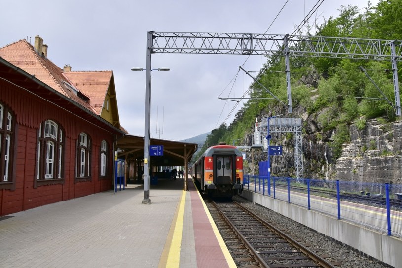 Najdłuższy tunel kolejowy i najwyżej położona linia. Podróże pociągiem to prawdziwa gratka