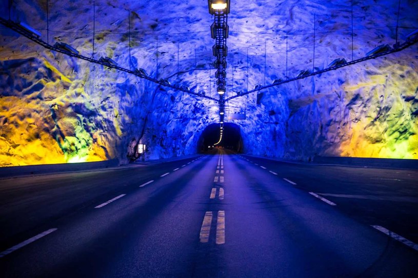 Najdłuższy tunel świata znajduje się w Norwegii i ma 24,5 km /123RF/PICSEL