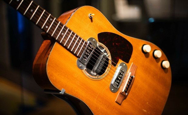 Najdroższa gitara świata zmieniła właściciela. Grał na niej Kurt Cobain