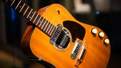Najdroższa gitara świata zmieniła właściciela. Grał na niej Kurt Cobain