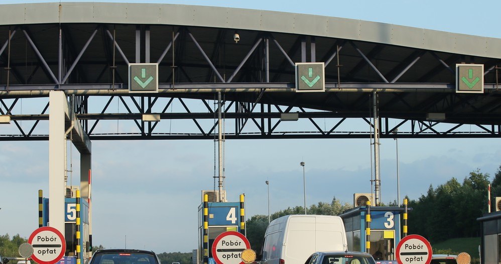 Najdroższa polska autostrada będzie jeszcze droższa. Przejazd między bramkami będzie koształ 20 zł /Damian Klamka /East News