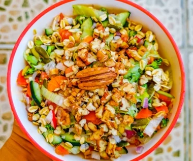 Najesz się do syta i zadbasz i figurę. Przepis na tę sałatkę warto znać