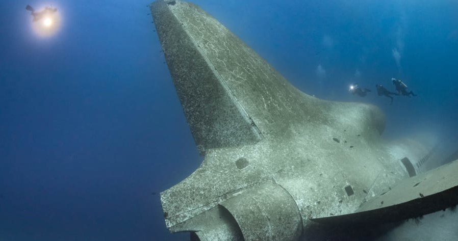 Najgłębiej położoną częścią samolotu jest ogon / zdjęcie: podwodny fotograf Grett Hoelzer dla CNN Arabic /domena publiczna