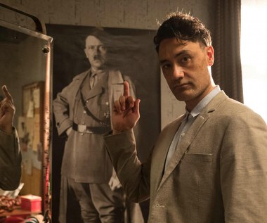 Najgłośniejszym dziełem Waititiego pozostaje "Jojo Rabbit" - opowieść o chłopcu żyjącym w Niemczech podczas drugiej wojny światowej. Malec jest zapatrzony w faszystowską propagandę, a jego najlepszym przyjacielem jest wyimaginowany Adolf Hitler. W zmyśloną wersję dyktatora wcieli się sam reżyser.

"Nie musiałem robić researchu i nie zrobiłem readearchu. Uczyniłem go wersją samego siebie, która ma złą fryzurę i g******y wąsik. I średnio wiarygodny niemiecki akcent" - przyznał Waititi w wywiadzie dla portalu "Deadline

Za scenariusz "Jojo Rabbit" Waititi otrzymał statuetkę Oscara.