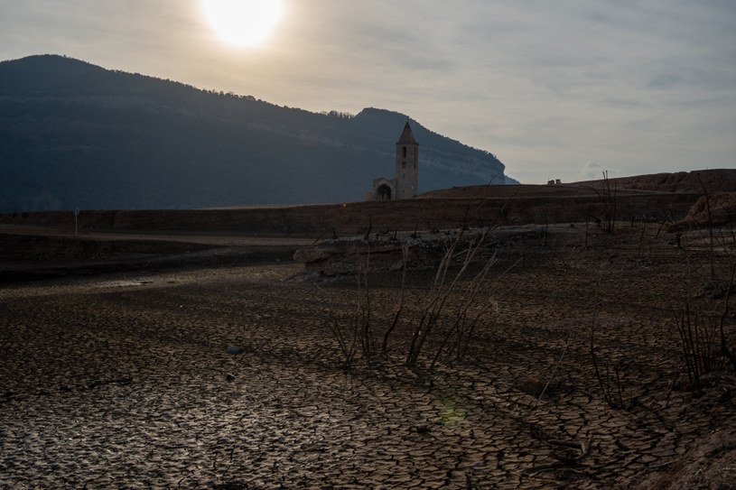 Najgorsza sytuacja panuje w Katalonii, gdzie wody spadły do poziomu jednej czwartej, a niektóre zbiorniki niemal całkowicie wyschły /Eric Renom/NurPhoto /AFP