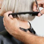 Najgorsze fryzury dla kobiet 50+. Dodają lat i odejmują urody
