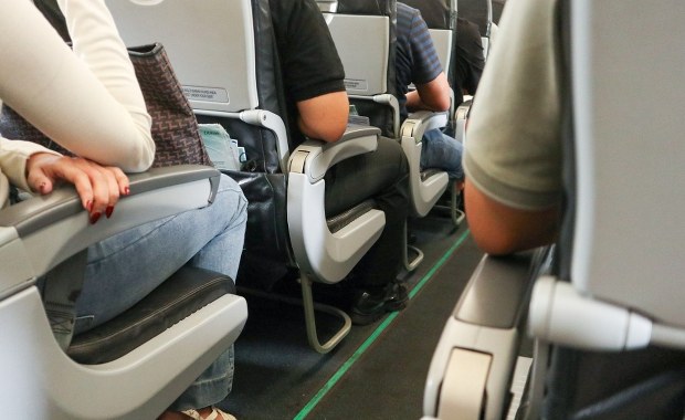 Najgorsze miejsca w samolocie. Unikaj ich, planując wakacje