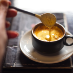 Najgorsze mleko, jakie można wlać do kawy. Obciąża trzustkę i sprzyja otyłości