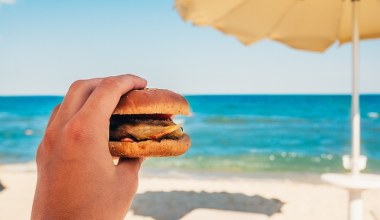 Najgorsze przekąski i napoje na plażę. Powodują wzdęcia, uwidaczniają cellulit, sprzyjają czerniakowi