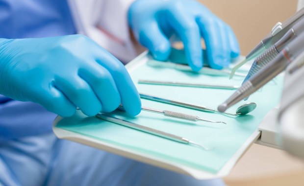 "Najgorszy pedofil w historii Francji". Chirurg podejrzany o zgwałcenie 250 dzieci