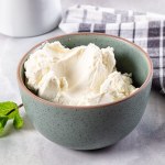 Najgorszy ser dla serca i sylwetki. Zapycha żyły cholesterolem, a jemy go łyżkami