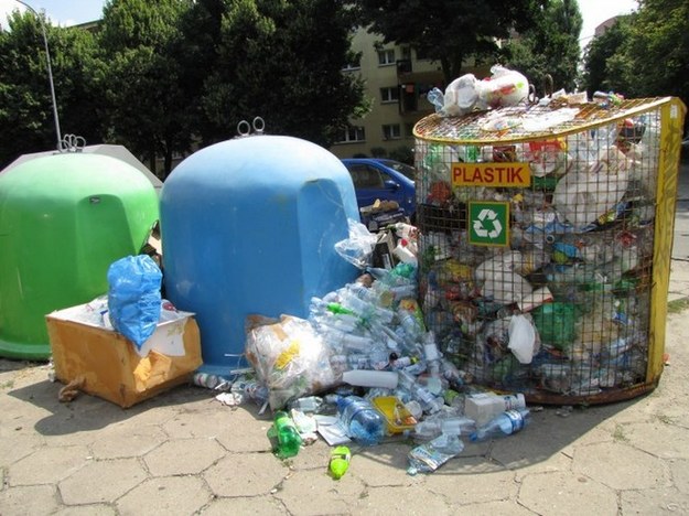 Najgorzej jest w dzielnicy Bałuty - tam śmieci wysypują się niemal z każdego pojemnika /Agnieszka Wyderka /RMF FM