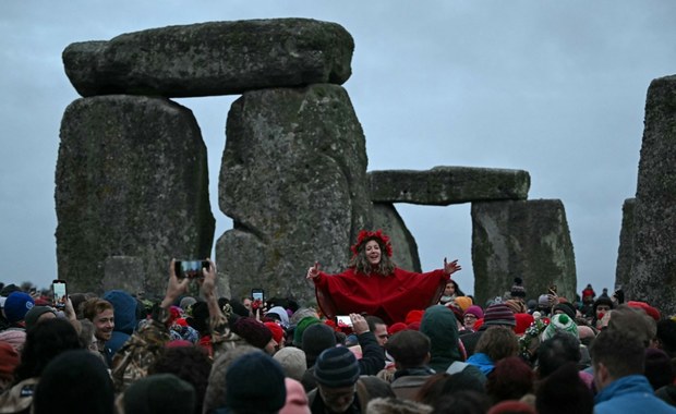 ​Najkrótszy dzień roku. Tysiące osób świętowało w Stonehenge