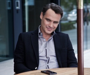 Najłatwiej trafić jednak na jego twarz, włączając telewizor. Wieczorkowski wciela się w postać kardiologa Marka Rogalskiego w "Na dobre i na złe", w 2016 roku dołączył do obsady "M jak miłość", wreszcie - oglądać mogliśmy go w drugim sezonie "Drugiej szansy" (jako Modest Grzywacz, prezes Top Recordings).