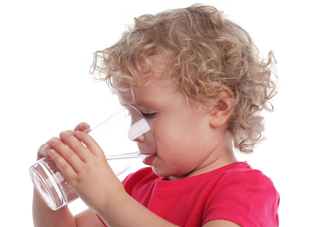 Najlepiej, gdy dziecko pije wodę. /123RF/PICSEL