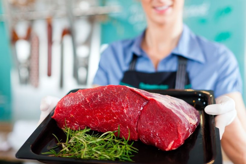 Najlepiej kupować mięso w kawałku i dopiero potem samodzielnie je zmielić /123RF/PICSEL
