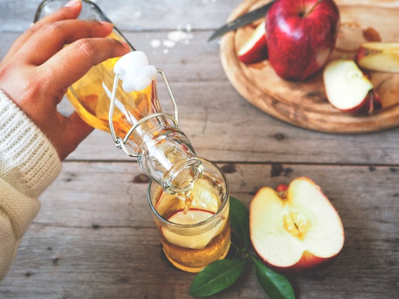 Najlepiej picie octu jabłkowego rozpocząć od niewielkich ilości, aby ocenić, jak organizm na niego zareaguje. /123RF/PICSEL