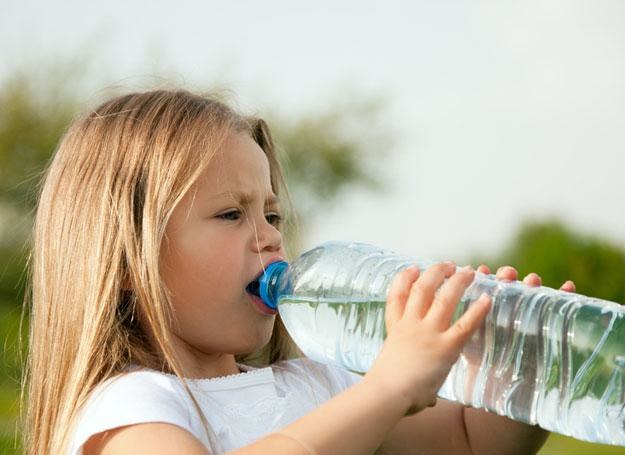 Najlepiej podawać dziecku do picia zwykłą wodę niegazowaną /&copy; Panthermedia