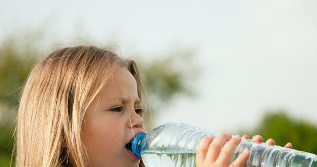 Najlepiej podawać dziecku do picia zwykłą wodę niegazowaną /&copy; Panthermedia