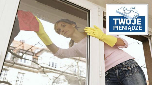 Najlepiej umyć okna samemu /Photoshot    /PAP/EPA