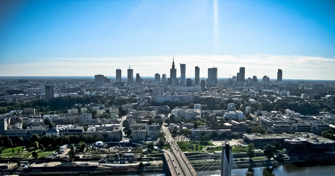 ​Najlepiej zarabia się w województwie mazowieckim. Nz. Warszawa z lotu ptaka /123RF/PICSEL
