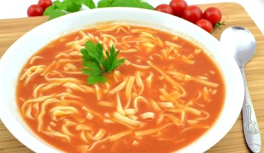 Najlepsi kucharze na świecie dodają do pomidorowej. Kilka łyżek i zupa nabiera zupełnie nowego smaku