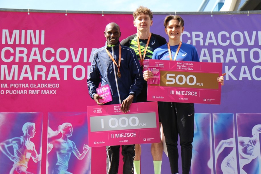 Najlepsi panowie na podium Mini Cracovia Maraton im. Piotra Gładkiego o Puchar RMF MAXX. /Cracovia Maraton /