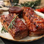 Najlepsza marynata do boczku na grilla. Będzie aromatyczny i soczysty 