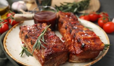Najlepsza marynata do boczku na grilla. Będzie aromatyczny i soczysty 