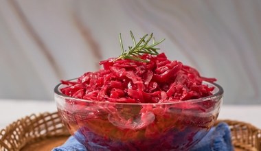 Najlepsza na ciepło, z daniami mięsnymi smakuje wybitnie. Czeska surówka z czerwonej kapusty to rozkosz dla podniebenia