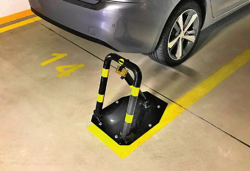Najlepszą ochroną własnego miejsca postojowego jest instalacja blokady parkingowej. /Motor