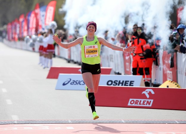 Najlepsza Polka Aleksandra Lisowska na mecie Orlen Warsaw Marathon /Leszek Szymański /PAP