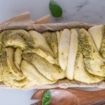 Najlepsza przekąska na imprezowy stół. Przepis na pleciony chlebek ziołowy