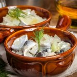 Najlepsza przekąska na świąteczny stół. Przepis na śledzie cebulowe