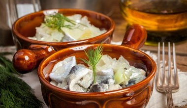 Najlepsza przekąska na świąteczny stół. Przepis na śledzie cebulowe