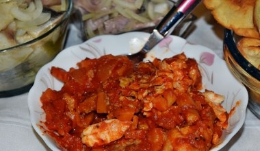 Najlepsza ryba po grecku. Przepis robi furorę w całej rodzinie