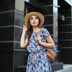 Najlepsza sukienka na lato dla kobiet w każdym wieku. Gwiazdy ją uwielbiają