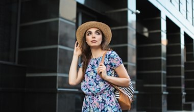 Najlepsza sukienka na lato dla kobiet w każdym wieku. Gwiazdy ją uwielbiają