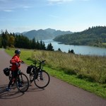 Najlepsza trasa rowerowa na weekend. Wiele punktów do odpoczynku i widok na jezioro