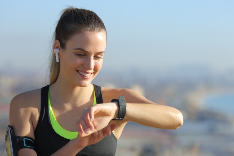 Najlepsze aplikacje do biegania można połączyć ze smartwatchem i na bieżąco monitorować nasze osiągnięcia.