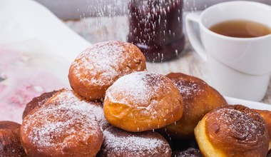 Najlepsze ciasto na pączki drożdżowe. Takie słodkości robiły nasze babcie