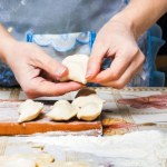 Najlepsze ciasto na pierogi, delikatne, nie klei się. Zapisz przepis, przyda się na święta 