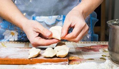 Najlepsze ciasto na pierogi, delikatne, nie klei się. Zapisz przepis, przyda się na święta 